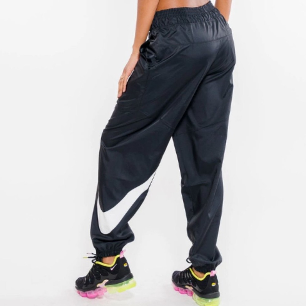 Nike womens swoosh windbreaker jogger - small